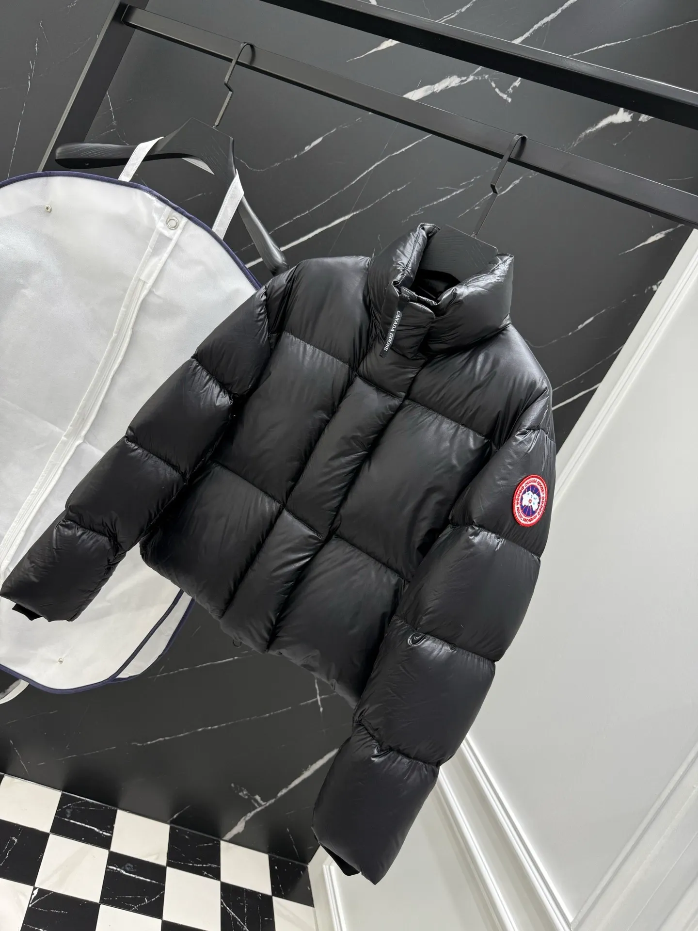 P720 top version, counter quality, different from ordinary versions on the market - Canada Goose Canada Goose Cypress classic embroidered logo logo short parka stand-up collar down jacket The most beautiful goose down jacket in history Red label series silver birch color full score for comfort and pleasure‼ ️ This is the most popular series this year. The embroidered logo on the sleeve arm brings to life Canada’s topographic map, which is perfect for comparison! YKK zippers and zipper webbing parts are supplied by customers. Each one has Goose's logo, and the placket webbing, wiring and other details are perfect💯. The waterproof surface layer is made of high-tech tear-proof fabric. It is supplied by high-end customers with fine down. It is filled with 80% white goose down. It has high resilience and is light and warm. The pockets on both sides can store small items, and the detachable elastic strap inside makes it easy to carry on the shoulder and frees your hands. Can be easily styled on all body types! The style is classic and timeless, warm and practical, and versatile! Enter with your eyes closed!  Size: S / M / L /
